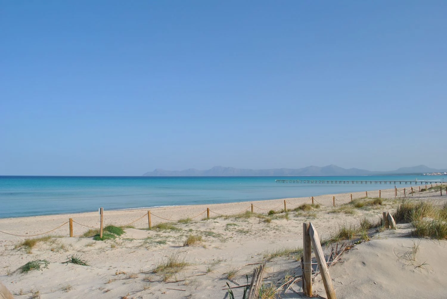Descubre la playa secreta de España: 6 kilómetros de aguas cristalinas el paraíso soñado para deportes acuáticos