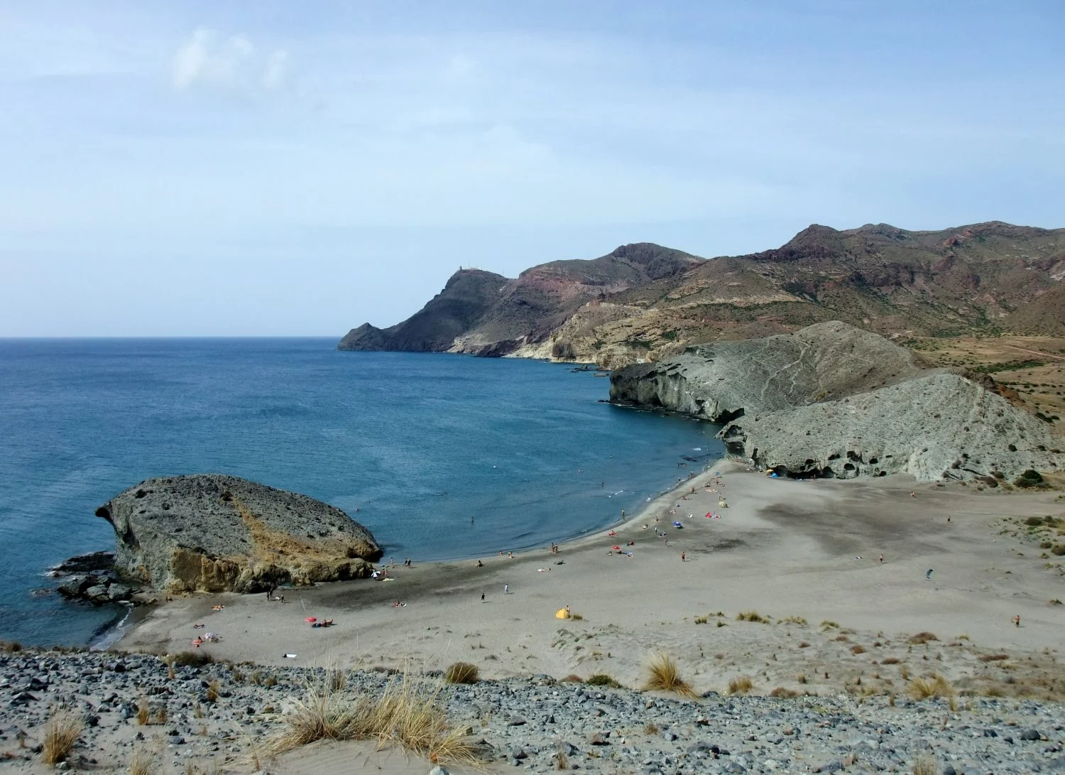 Pasa un verano de película en esta playa de Almería que te sonará de Hollywood es un paisaje volcánico y un arenal virgen para tu escapada más cinematográfica