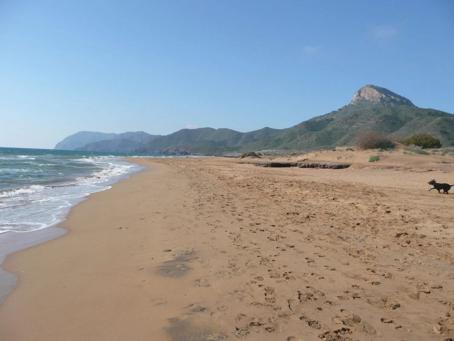 Encuentra tu paz este verano: la playa virgen de Murcia que nadie conoce es tu refugio de dunas, acantilados y agua turquesa lejos de las multitudes