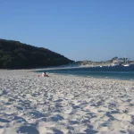 Olvida el estrés: la ‘mejor playa del mundo’ está en Galicia y es tu paraíso de arena blanca y aguas cristalinas para desconectar este verano