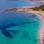 ¿Sueñas con el Caribe sin salir de España? Esta playa paradisíaca de Mallorca, con dunas y pinos, es tu destino idílico para relajarte