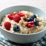 Cómo hacer gachas de avena al estilo español con frutas de temporada