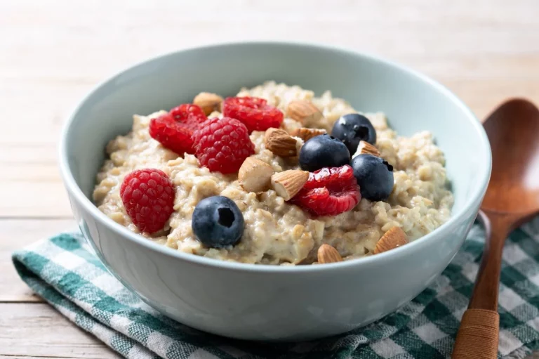 Cómo hacer gachas de avena al estilo español con frutas de temporada
