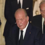 El rey emérito, Don Juan Carlos I, planta cara y se enfrenta a la prensa desafiante