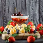 La copa de frutas con nata que arrasa en verano por ser fácil, ligera y más deliciosa que una simple pieza de fruta