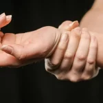 ¿Dolor articular? Esta infusión natural podría ayudarte más que un analgésico