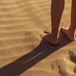 Si la arena entre los dedos te desespera este es el truco para unos pies limpios en segundos