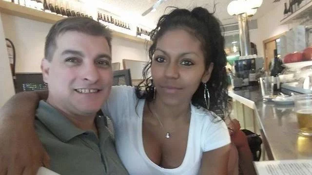 César Román, rey del Cachopo, y su víctima Heidy Paz. MONCLOA