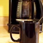 Deja de tomar café nada más levantarte: un neurocientífico explica por qué es el peor momento del día y cuándo hacerlo para un efecto máximo