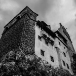 El castillo de Drácula está en Barcelona, esta es la leyenda de las puertas del infierno que atrae a los más valientes