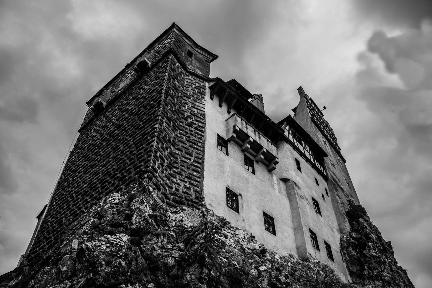 El castillo de Drácula está en Barcelona, esta es la leyenda de las puertas del infierno que atrae a los más valientes