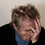Ese dolor de cabeza que sufres no es normal: 3 señales de alerta y cuándo debes preocuparte de verdad