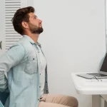 Si trabajas sentado, este error arruina tu espalda: 4 posturas clave para decir adiós a la lumbalgia.