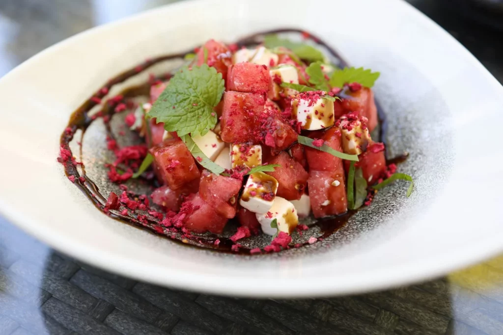 Este ingrediente que nunca pensaste añadir a tu ensalada la convierte en la cena perfecta de verano 2 Moncloa Una ensalada veraniega cargada de sabor y frescura