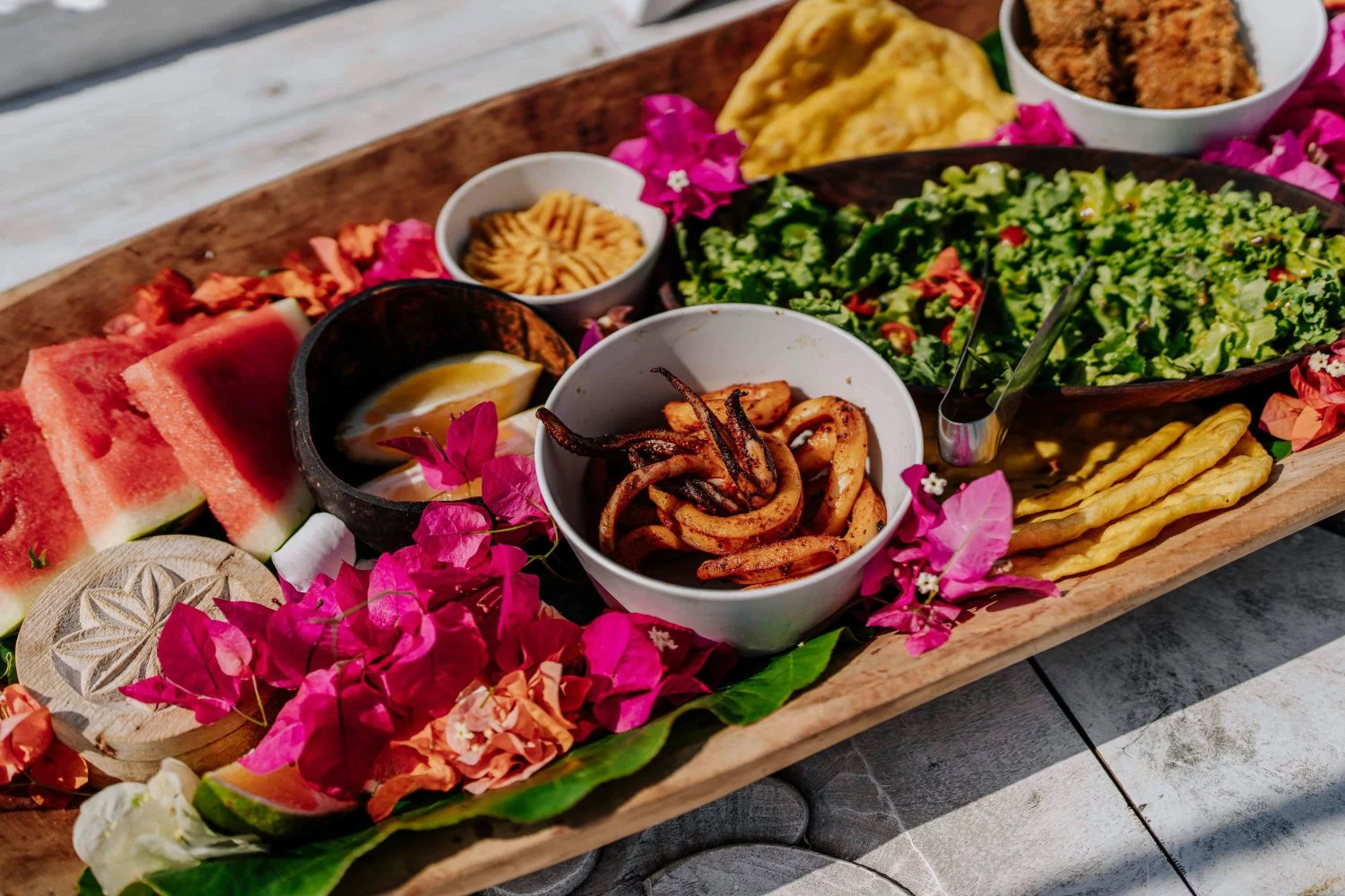 Este ingrediente que nunca pensaste añadir a tu ensalada la convierte en la cena perfecta de verano