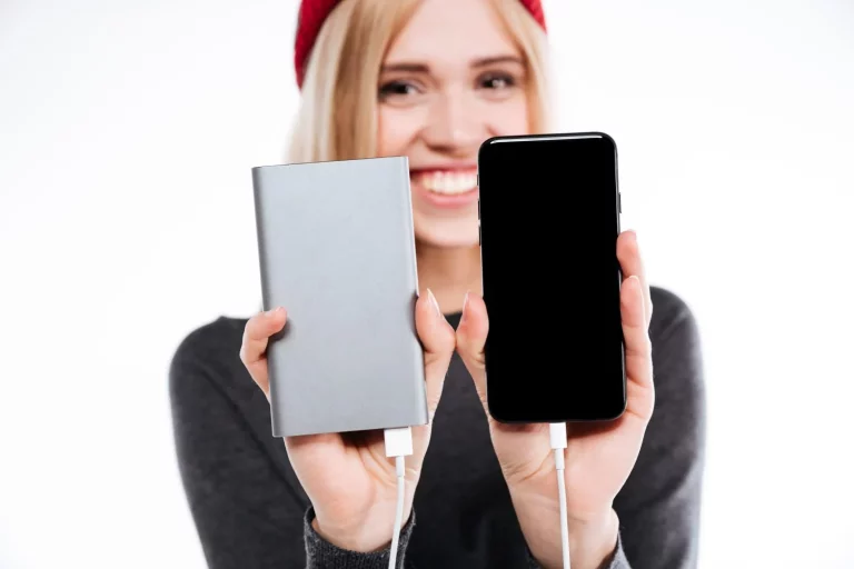 Este fallo al cargar tu iPhone lo recalienta peligrosamente y así está matando tu batería en silencio