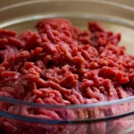 La carne que comes podría contener un virus que la ciencia ahora vincula con un mayor riesgo de cáncer de colon