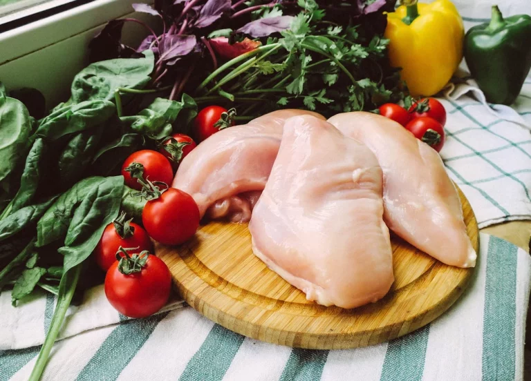 Pollos amarillos vs. blancos: la nutricionista que aclara tus dudas en el supermercado