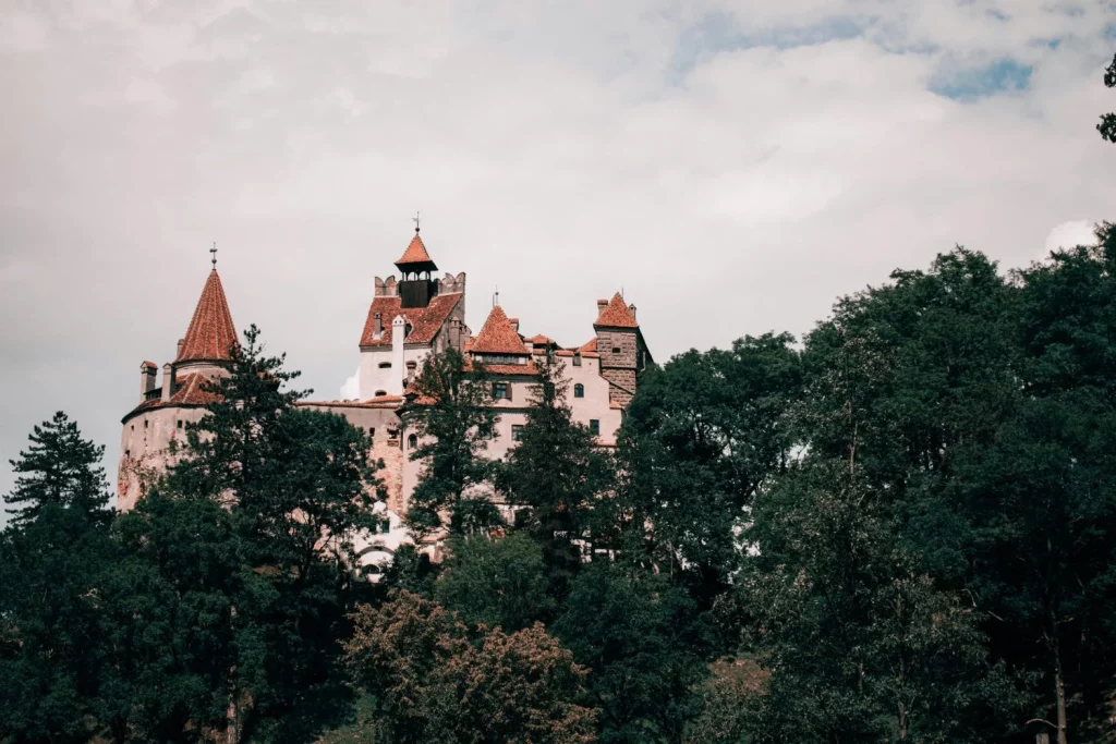 El castillo de Drácula está en Barcelona, esta es la leyenda de las puertas del infierno que atrae a los más valientes 2 Moncloa ¿Cómo llegar al castillo de Drácula