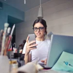 El caos de las contraseñas tiene solución: te enseño a usar el gestor que viene gratis en tu móvil Google y Apple y que ni sabías que tenías