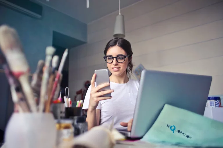 El caos de las contraseñas tiene solución: te enseño a usar el gestor que viene gratis en tu móvil Google y Apple y que ni sabías que tenías