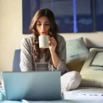Si trabajas desde casa, estos son los 5 gastos que te puedes desgravar y que probablemente estás pagando de tu bolsillo