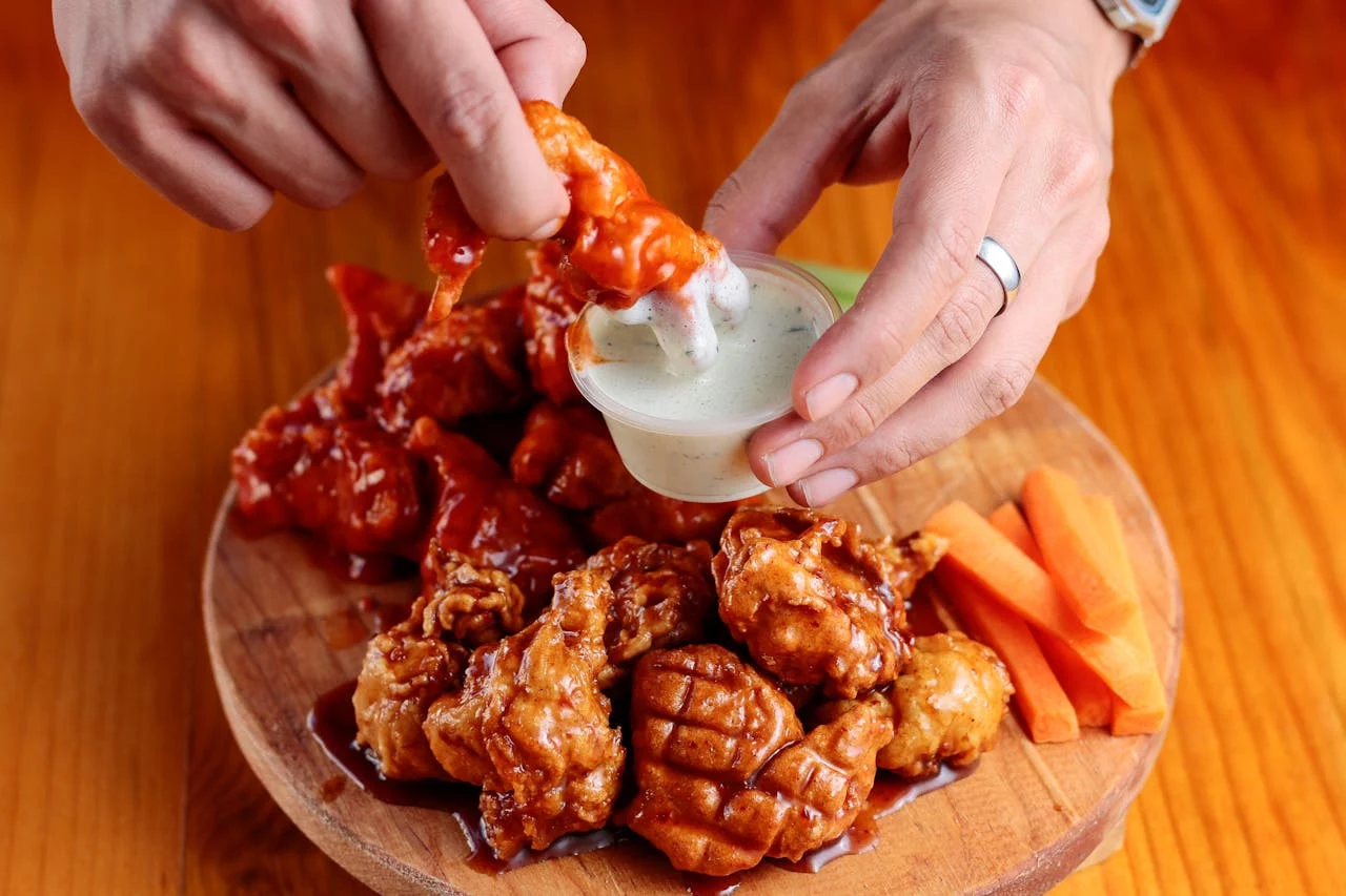 El truco definitivo para que las alitas de pollo te queden en la freidora de aire tan crujientes como las del KFC