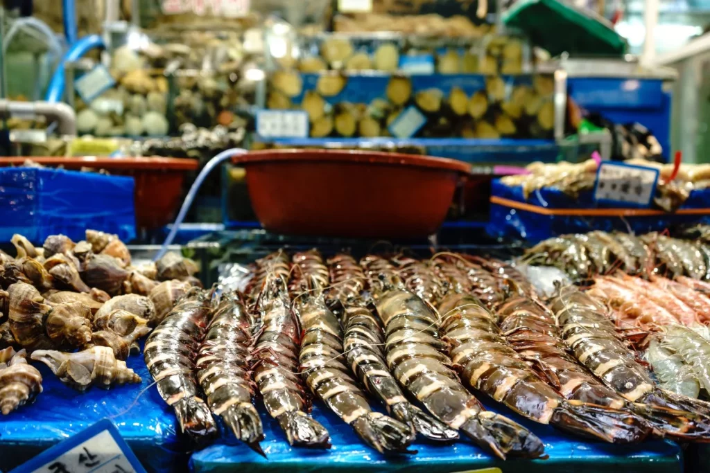 El truco de los locales para comer el mejor marisco de Galicia sin pagar los precios para turistas. 3 Moncloa SUMÉRGETE EN LA CULTURA DEL MARISCO GALLEGO