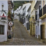 Este pueblo entre rocas en Andalucía es uno de los secretos mejor guardados de España para este verano