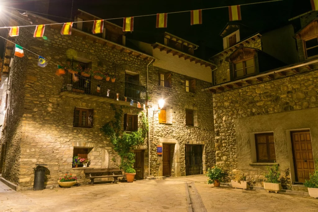 Este pueblo entre rocas en Andalucía es uno de los secretos mejor guardados de España para este verano 2 Moncloa Un lugar en Andalucía que transmite paz