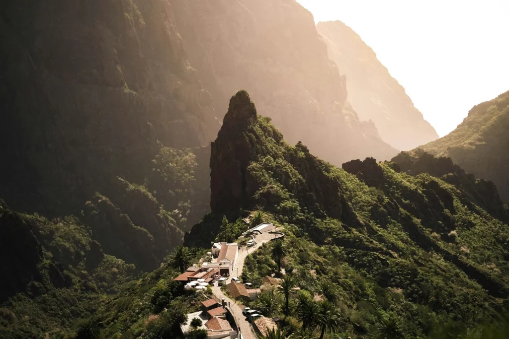 Este pueblo entre rocas en Andalucía es uno de los secretos mejor guardados de España para este verano 1 Moncloa El pueblo andaluz que todos quieren visitar