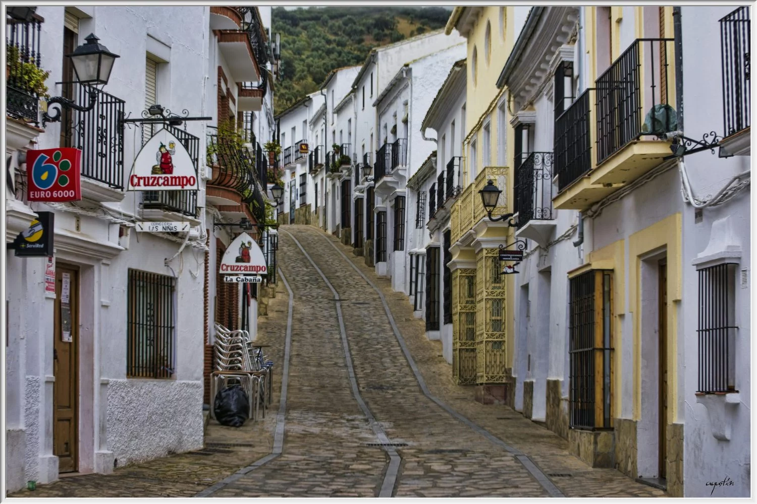 Este pueblo entre rocas en Andalucía es uno de los secretos mejor guardados de España