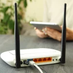 Si ves esta luz parpadeante en tu router, podrías estar compartiendo tu conexión con vecinos o hackers sin saberlo
