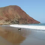 Esta playa de Canarias tiene arena negra, aguas turquesas y cero turistas