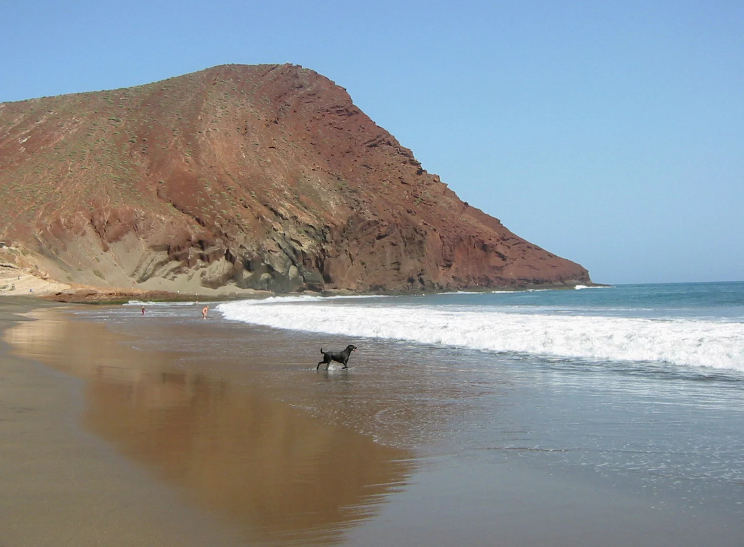 Esta playa de Canarias tiene arena negra, aguas turquesas y cero turistas