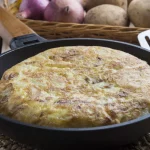 El secreto de la tortilla de patatas de Betanzos no está en la patata, sino en este paso clave que casi nadie hace