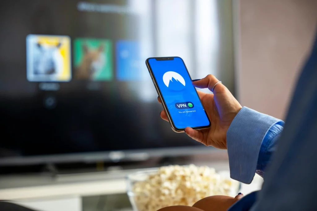 El trucazo viral de TikTok tu móvil se convierte en cine (y es superfácil) 1 Moncloa Solo necesitas tu móvil y material de reciclaje