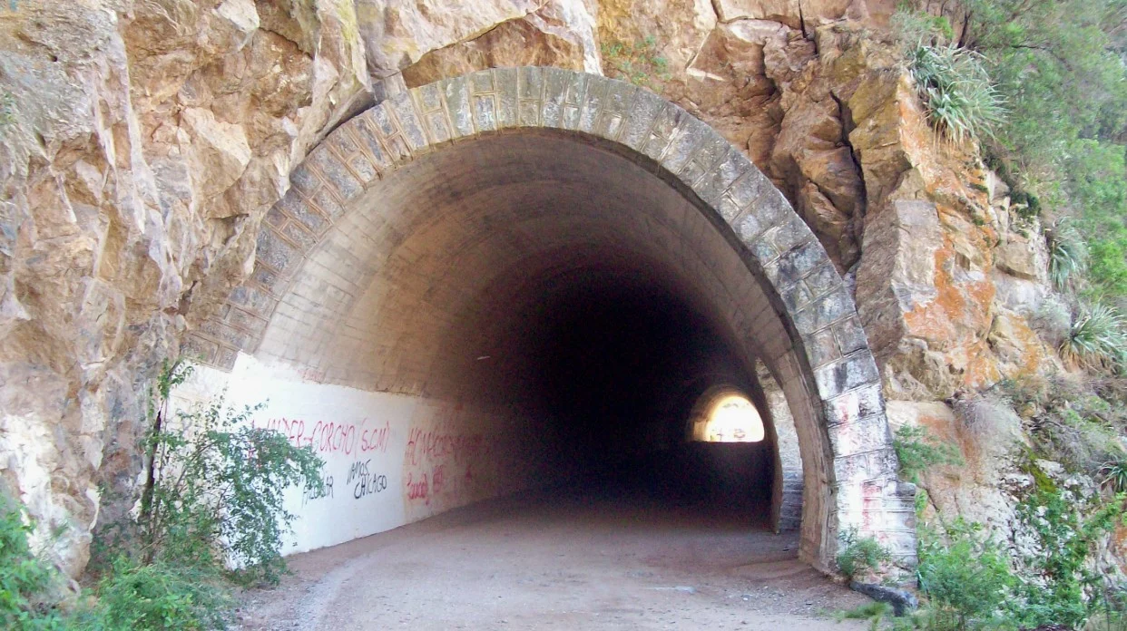 ¿Buscas una aventura inolvidable en Alicante? La Ruta de los Túneles es la joya oculta que te hará vibrar como nunca.