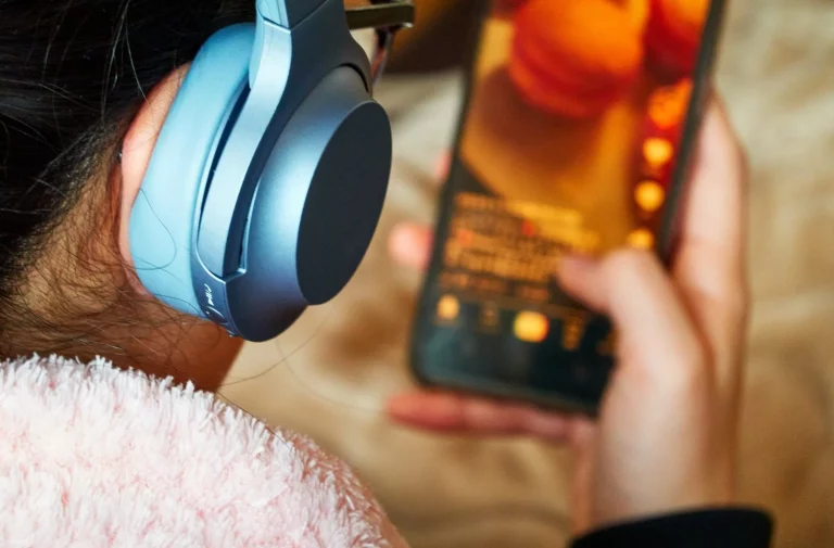 El micro-corte de tus auriculares Bluetooth que te saca de quicio tiene solución: no es un fallo, es una interferencia que puedes evitar con este truco