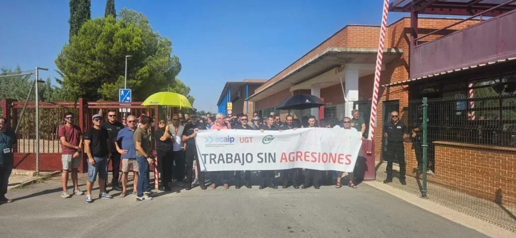 Cientos de funcionarios de prisiones protestan por la agresión sexual a una psicóloga 1 Moncloa Funcionarios de prisiones a las puertas de sus trabajos protestando.