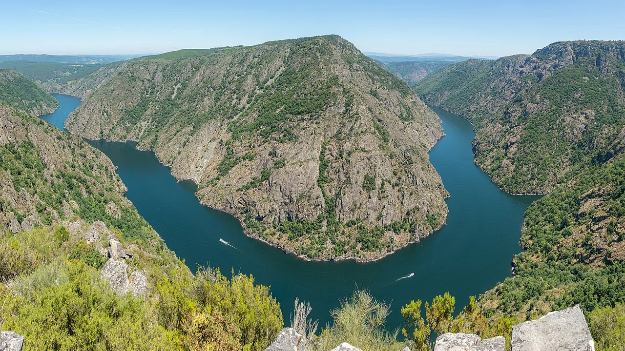 Explora el Gran Cañón de Ourense en catamarán: una travesía inolvidable por los paisajes asombrosos de la Ribeira Sacra (Los Cañones del Sil, con sus viñedos heroicos en bancales imposibles, ofrecen una de las postales más impresionantes del interior de Galicia).