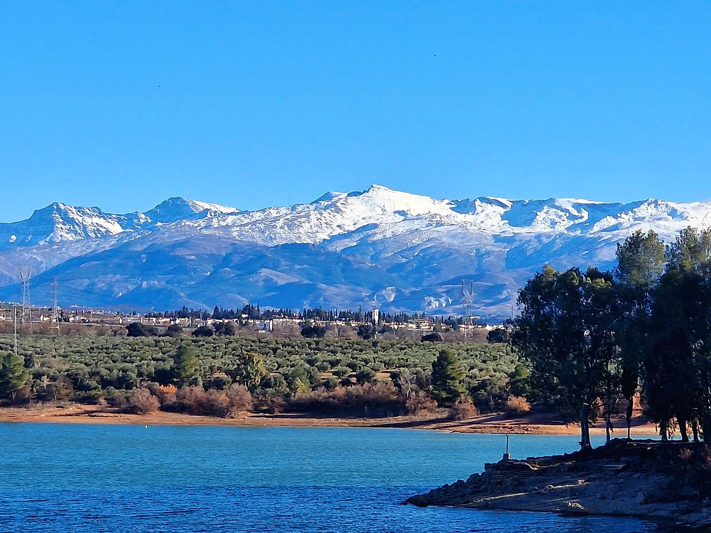 Frio en verano: Este es el pueblo de montaña donde nieva en julio y puedes esquiar bajo el sol de verano