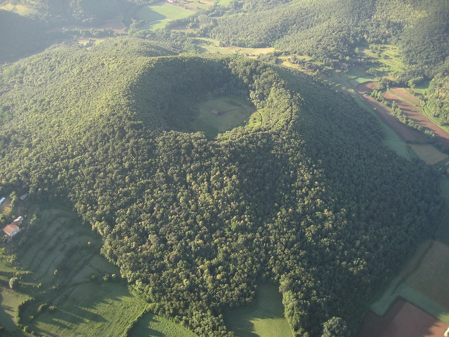 Conoce el sendero que atraviesa un volcán de Girona activo por dentro, ideal para una escapada especial este verano