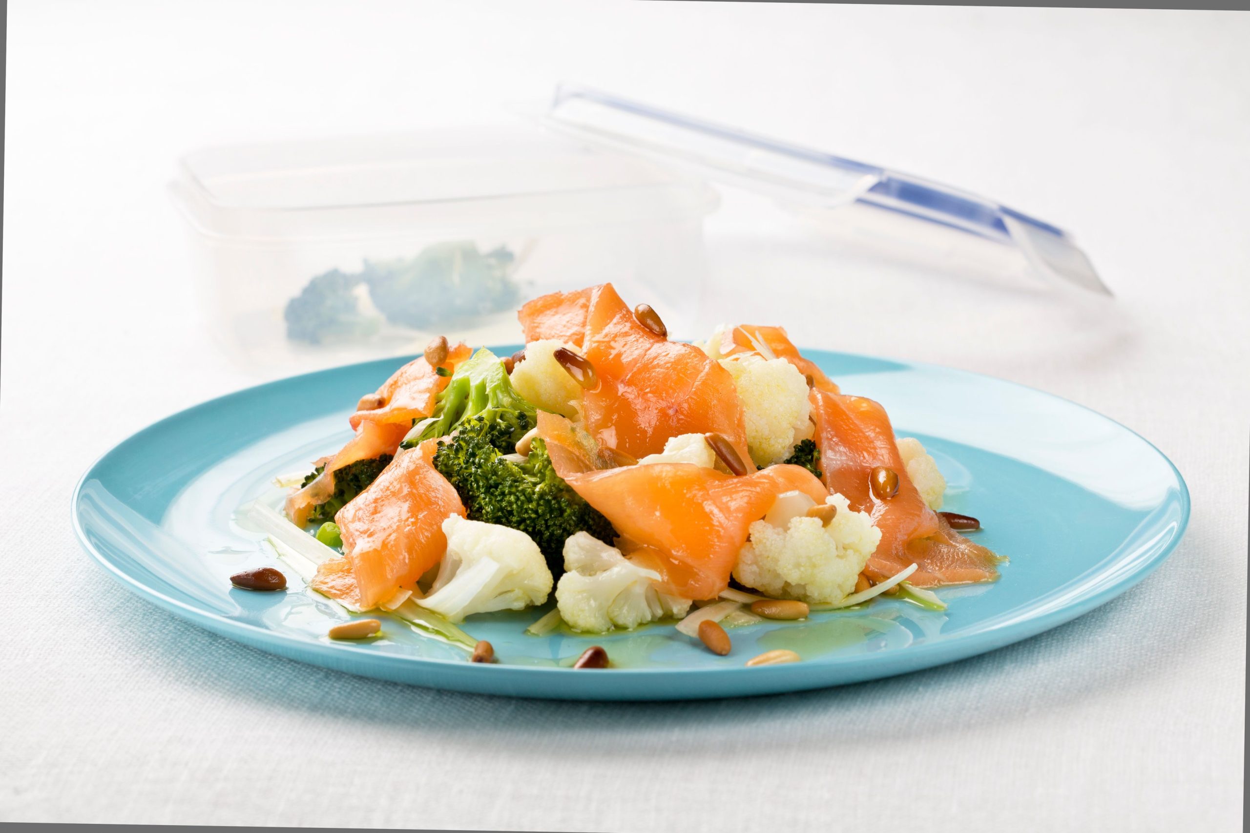 15 SALMON NORUEGO AHUMADO CON ENSALADA DE BROCOLI Y COLIFLOR Angel Robledo scaled Moncloa