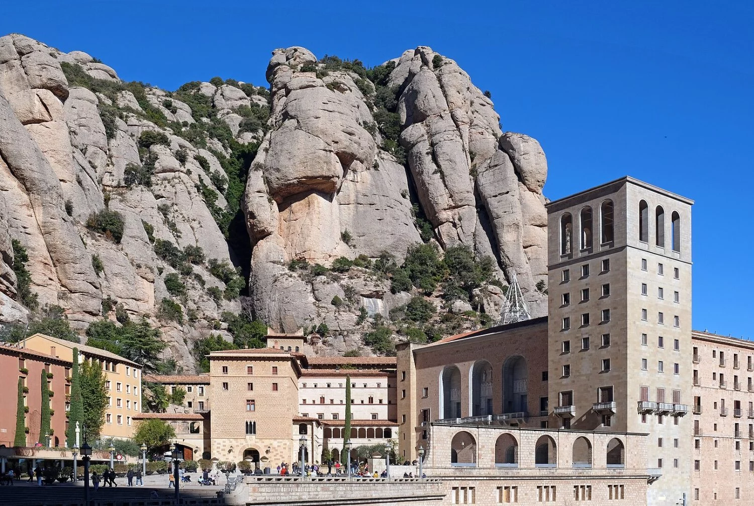 ¿Buscas un lugar único para desconectar? Este monasterio en la montaña es la respuesta