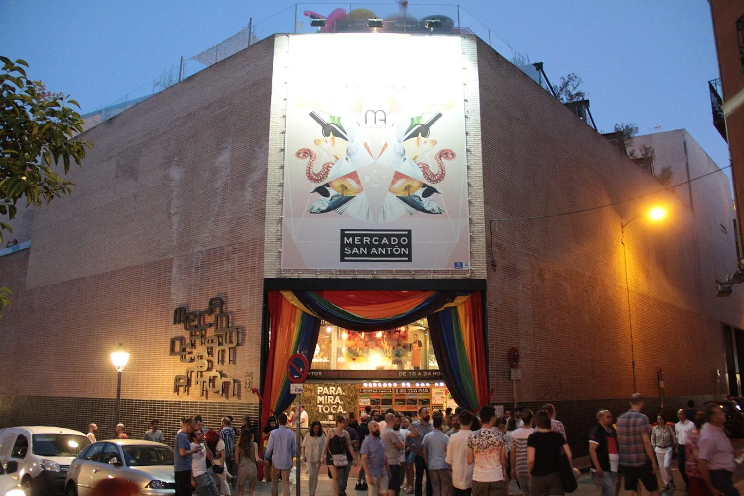 El mercado donde comes por 5€ lo mismo que los chefs con estrella Michelin