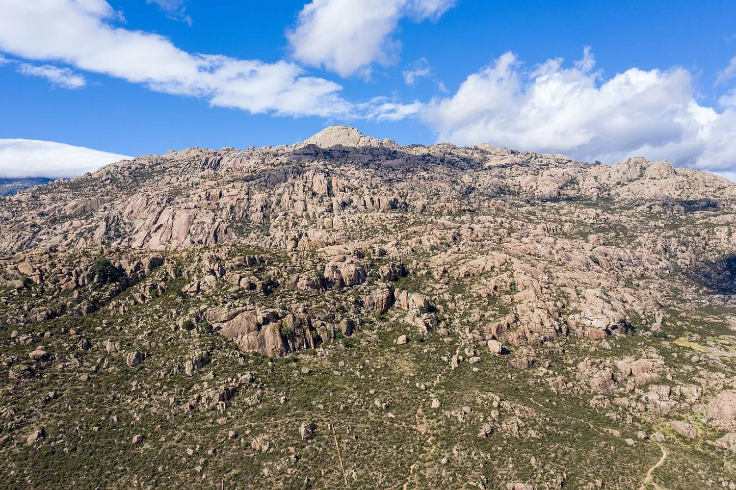 Para un verano distinto te recomiendo la ruta de senderismo que te lleva a los secretos de la Sierra de Guadarrama