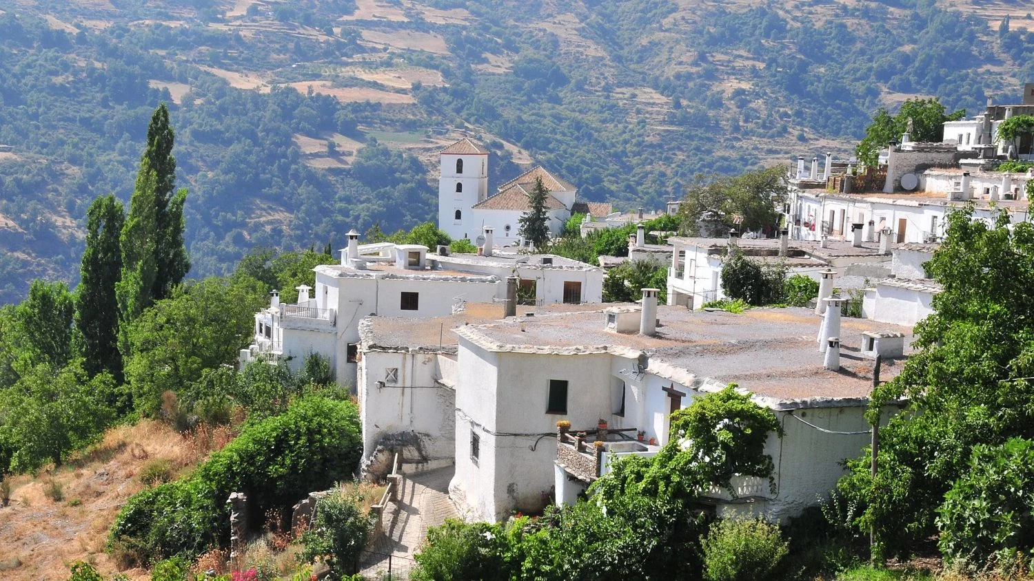 ¿Buscando donde ir en verano? Este pueblo escondido en la sierra que parece sacado de un cuento de hadas
