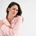 Ese dolor en el hombro al dormir de lado podría ser una señal de alerta de tu hígado, según la medicina tradicional
