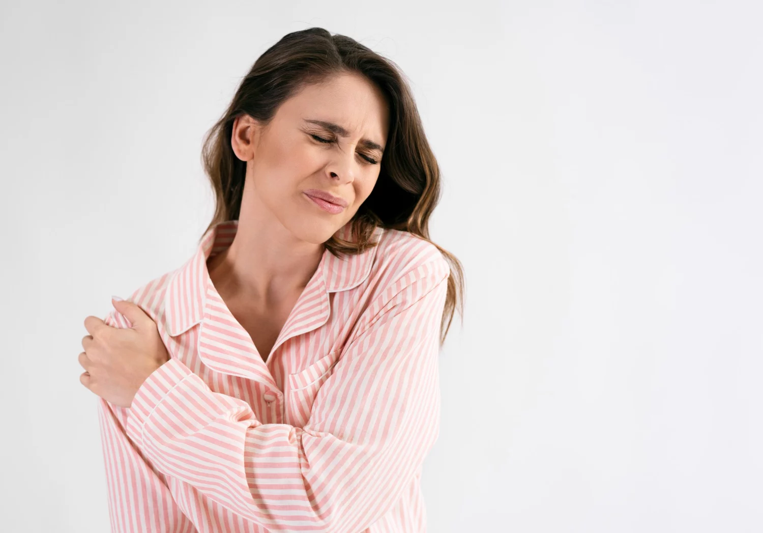 Ese dolor en el hombro al dormir de lado podría ser una señal de alerta de tu hígado, según la medicina tradicional